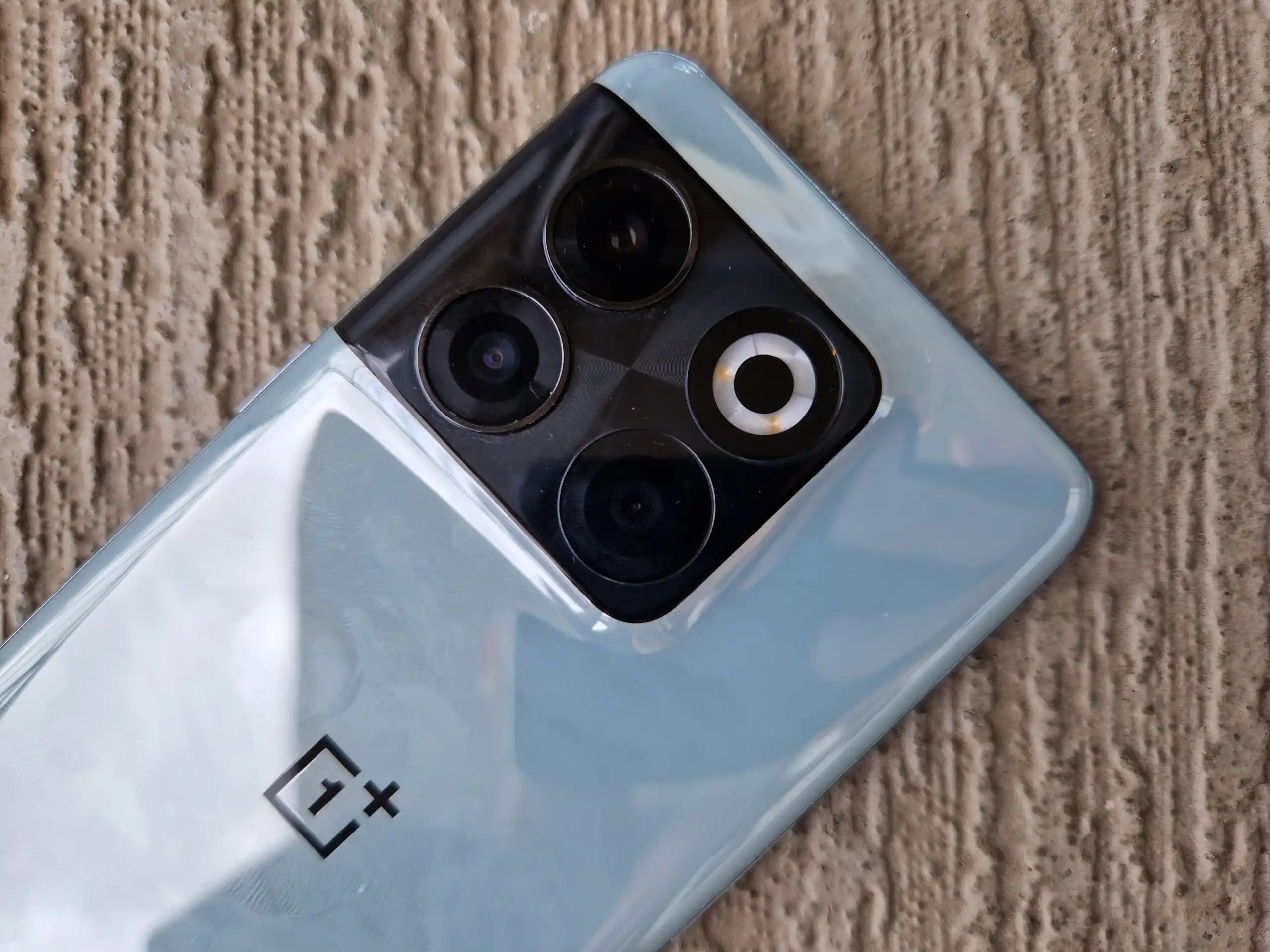Про этот OnePlus все забыли, а зря. Он хорош даже через год после релиза