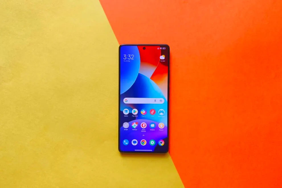 Народный флагман Xiaomi Poco сливают за бесценок. У него практически нет недостатков