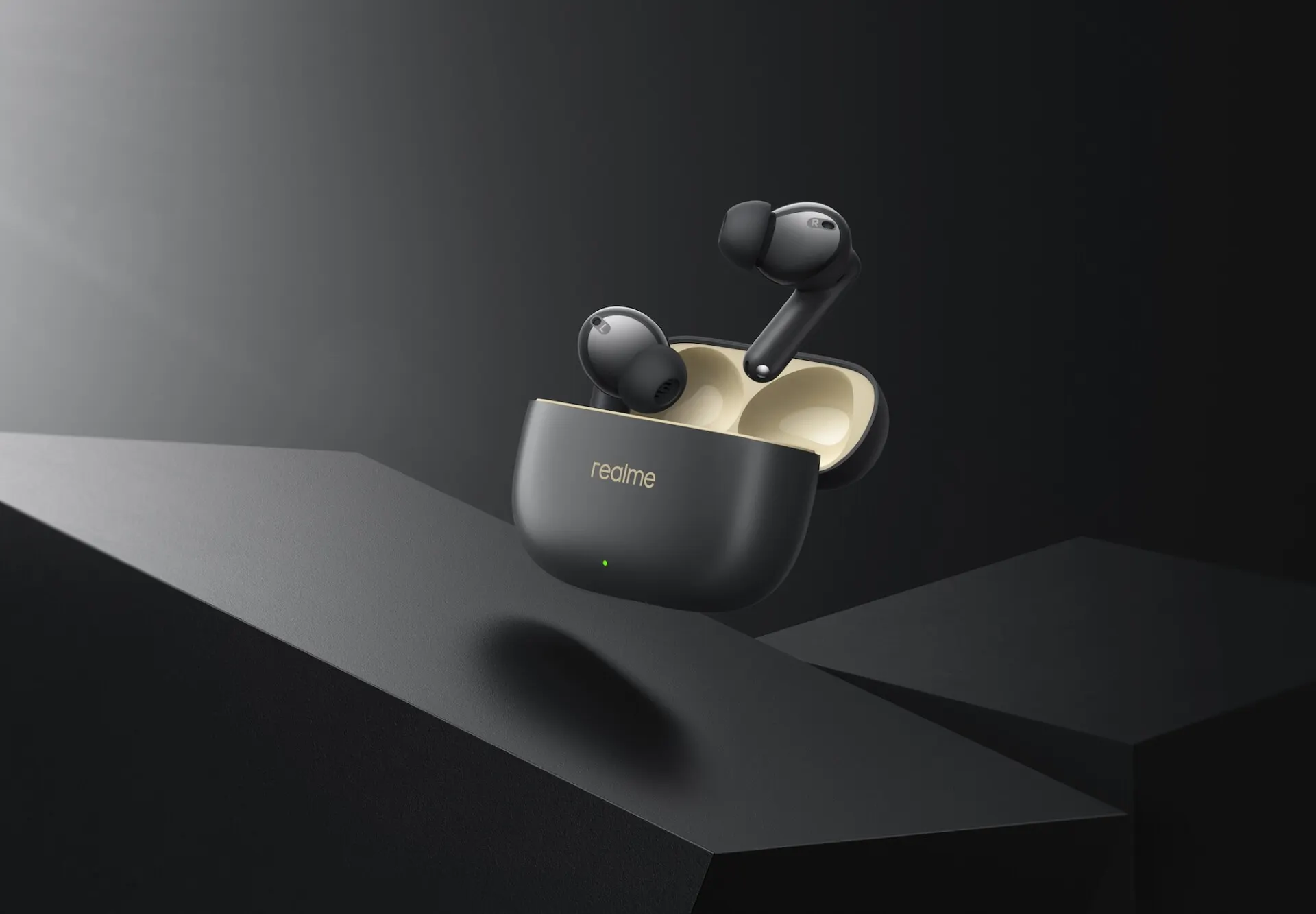 Realme Buds T300 впервые подешевели в России. Это самые доступные наушники с пространственным звуком
