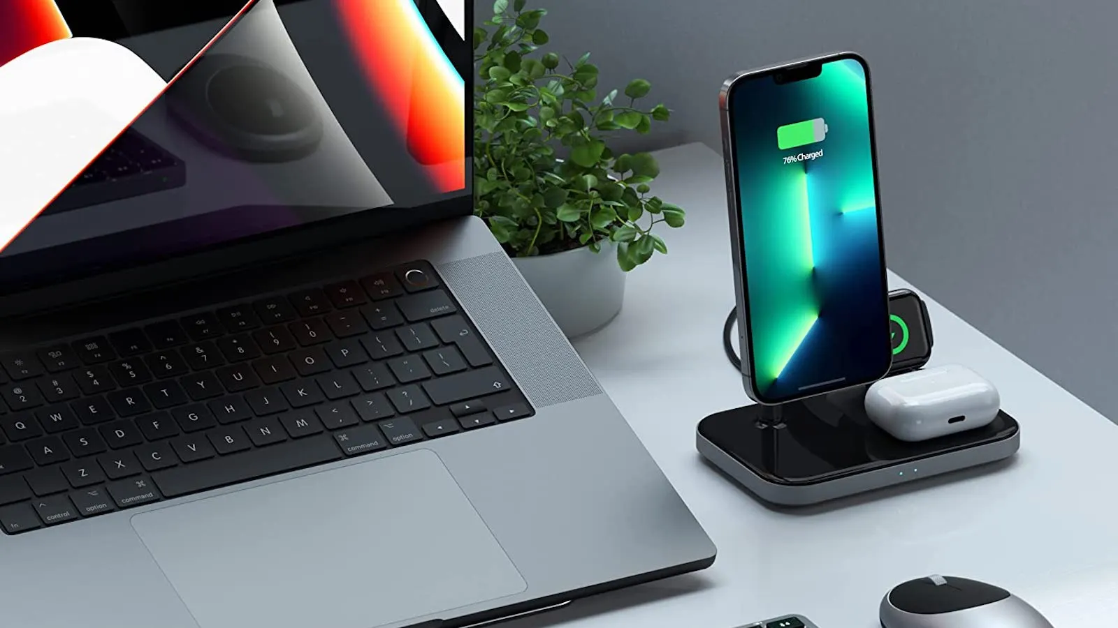 Нашли лучшую беспроводную зарядку Satechi для iPhone. Ей можно заряжать сразу три гаджета одновременно