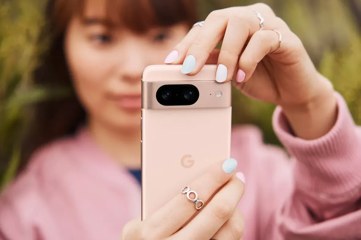 Вышли Google Pixel 8 и 8 Pro. У флагманов – новый мощный чип, крутые камеры и Android 14