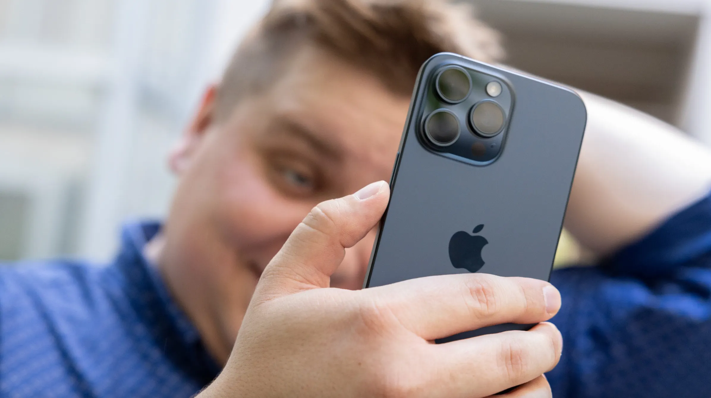 iPhone 15 Pro Max – лучший смартфон для селфи. Но покупать его необязательно