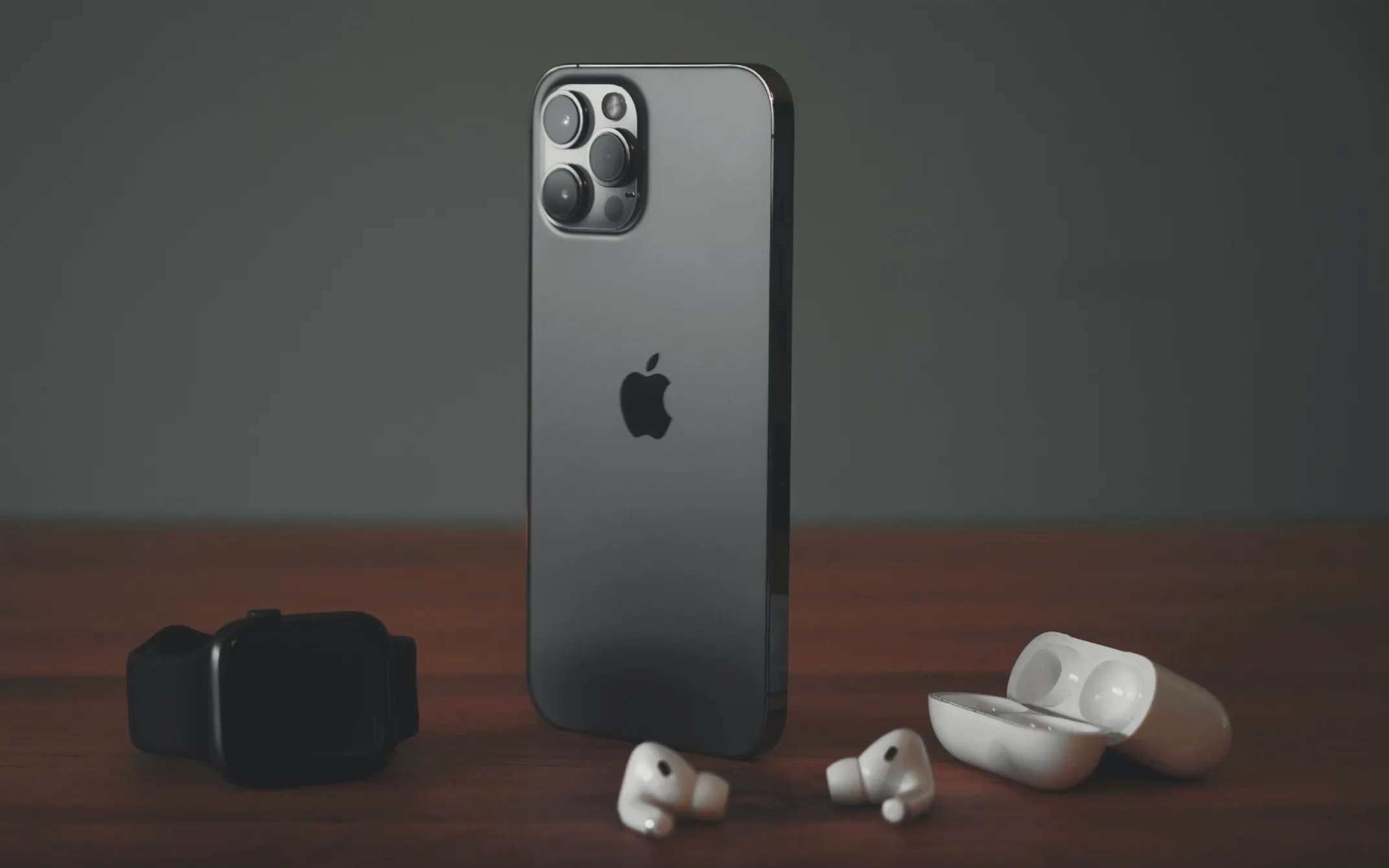 За этот недостаток AirPods жестко критиковали. Но теперь это не баг, а фича