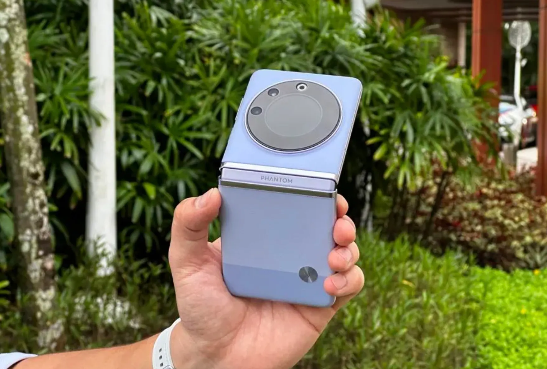 Tecno Phantom V Flip – самый дешевый складной смартфон в России. Сейчас его можно взять со скидкой (20 тысяч рублей)