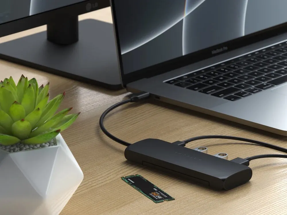 Флагманский USB-хаб Satechi для MacBook рухнул в цене. В нём есть слот под SSD и куча полезных портов