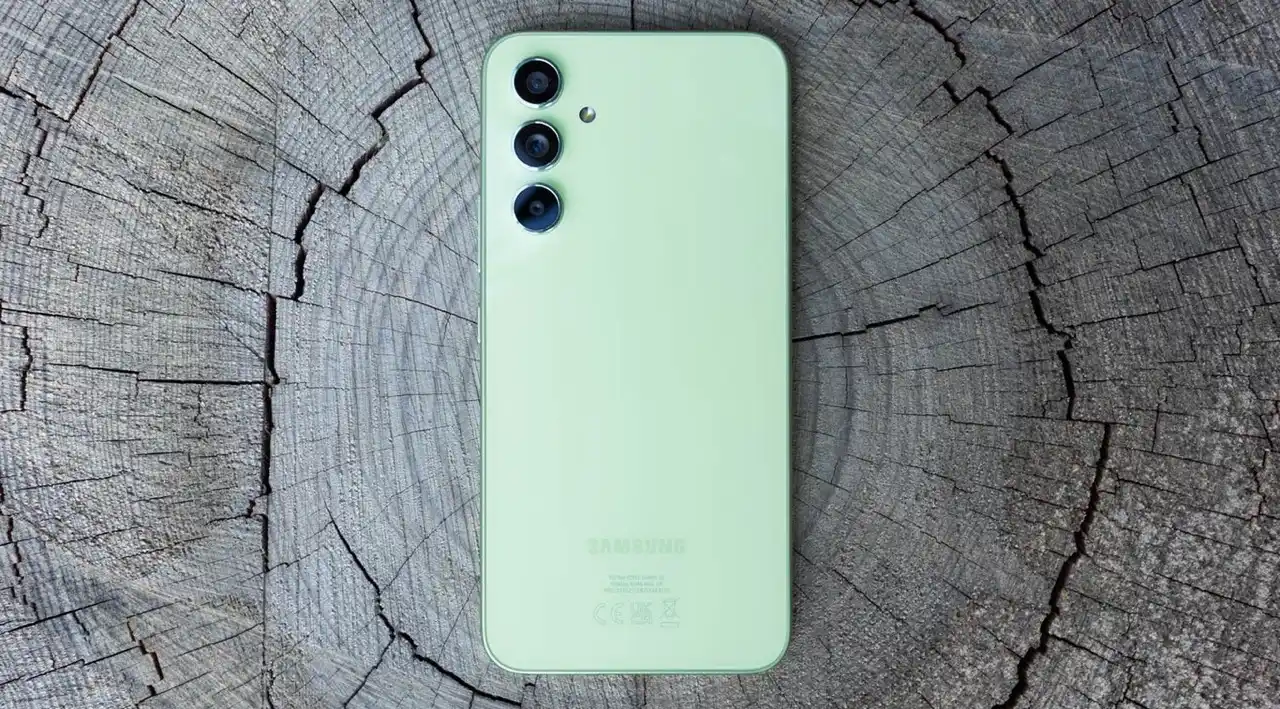 Самое время брать Samsung Galaxy A54. Главный бестселлер бренда сливают со скидкой