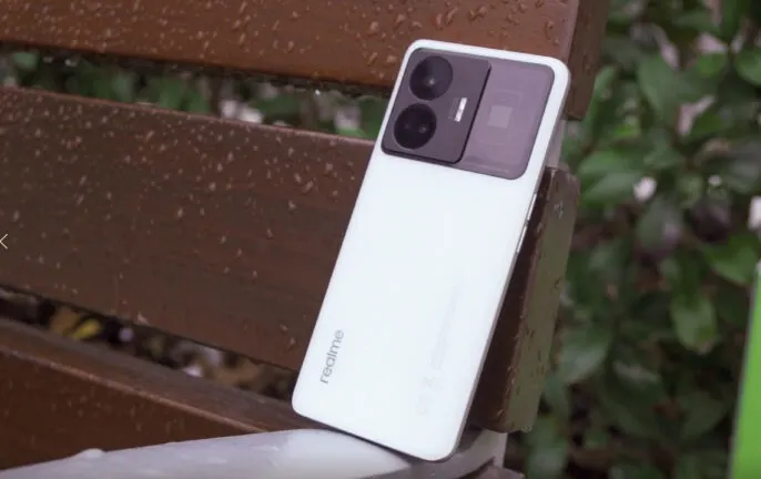 Топовый Realme подешевел в России. У него бесконечная память и невероятно быстрая зарядка