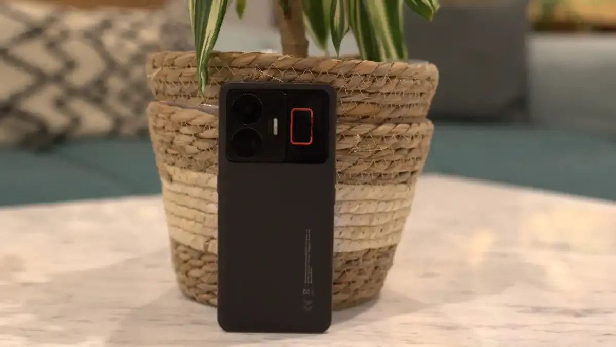 Подешевел самый крутой флагман Realme. Вот 5 его главных фишек