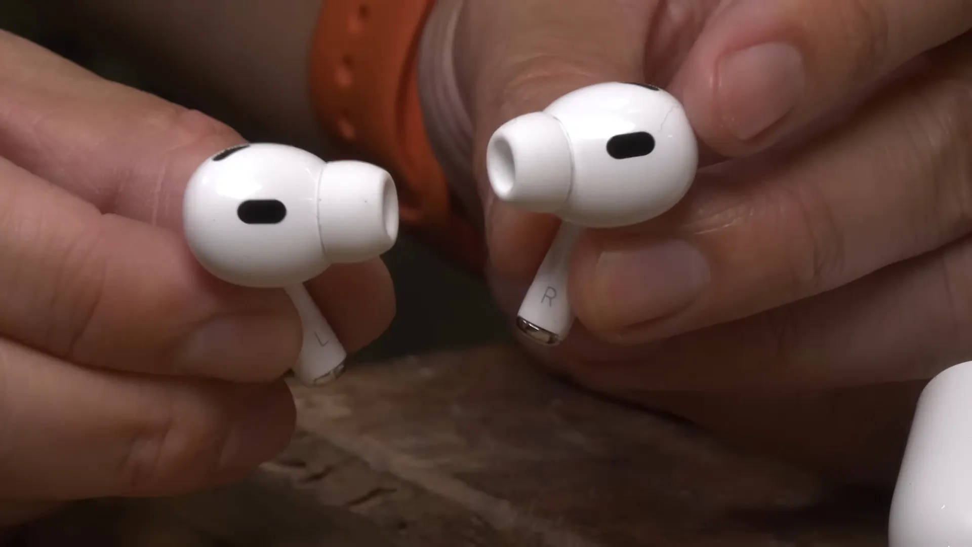 В чем главное отличие фейковых AirPods от настоящих? Объясняет ведущий шоу «Разрушители мифов»