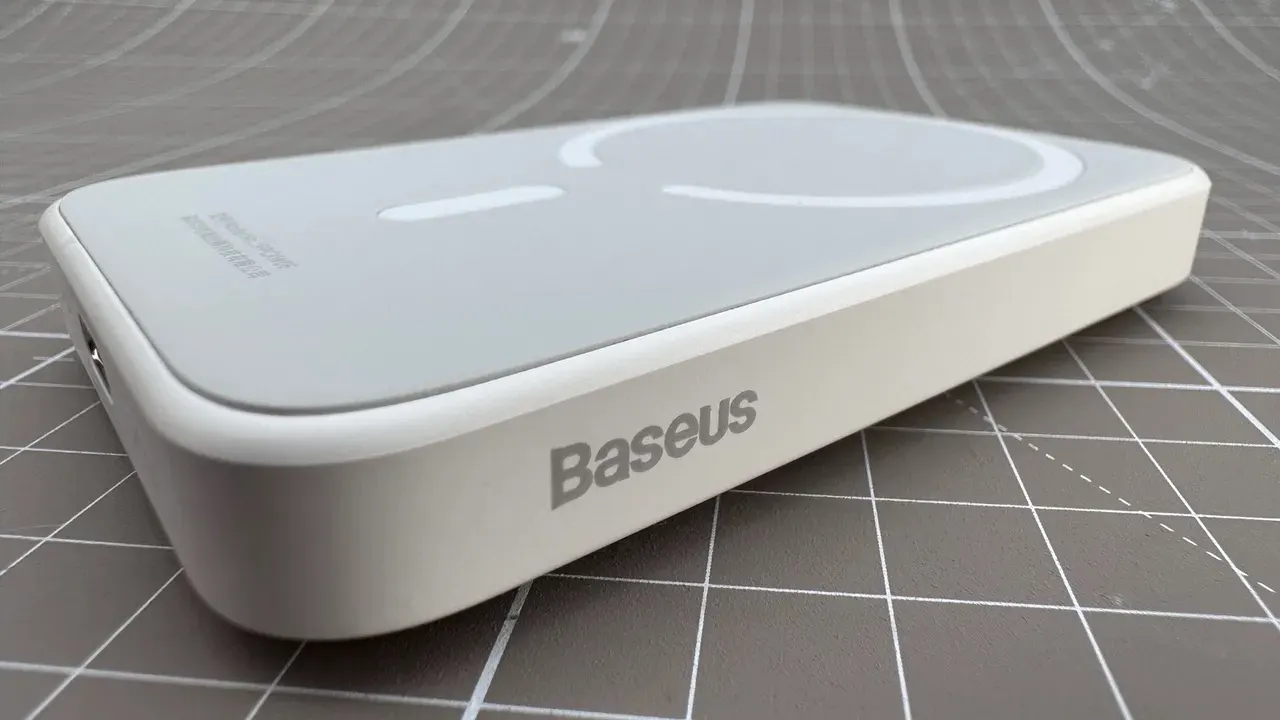 Лучший пауэрбанк Baseus для iPhone упал в цене на распродаже AliExpress. В нём есть MagSafe и быстрая зарядка