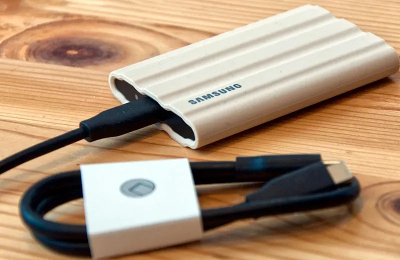 Неубиваемый внешний SSD от Samsung на 1 ТБ отдают по шикарной цене. Он очень компактный и нереально быстрый