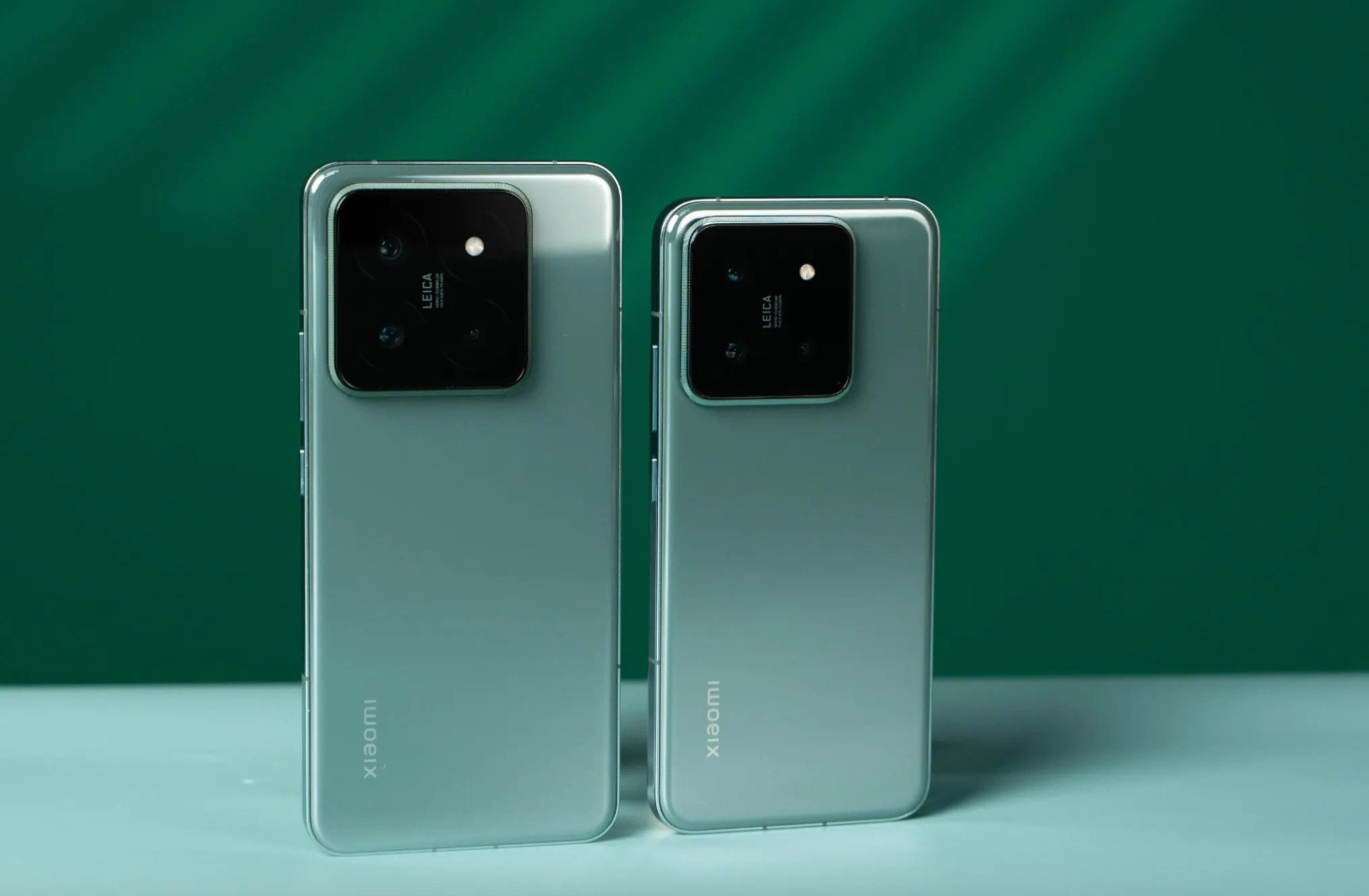 Xiaomi 14 – самый крепкий флагман в мире? Экраном устройства забивают гвозди и колют орехи