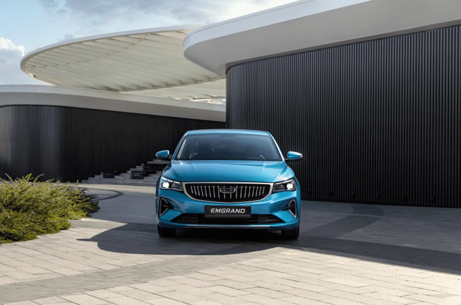 Новый седан Geely Emgrand приехал в Россию. Модель из Китая стоит дешевле 2 млн рублей