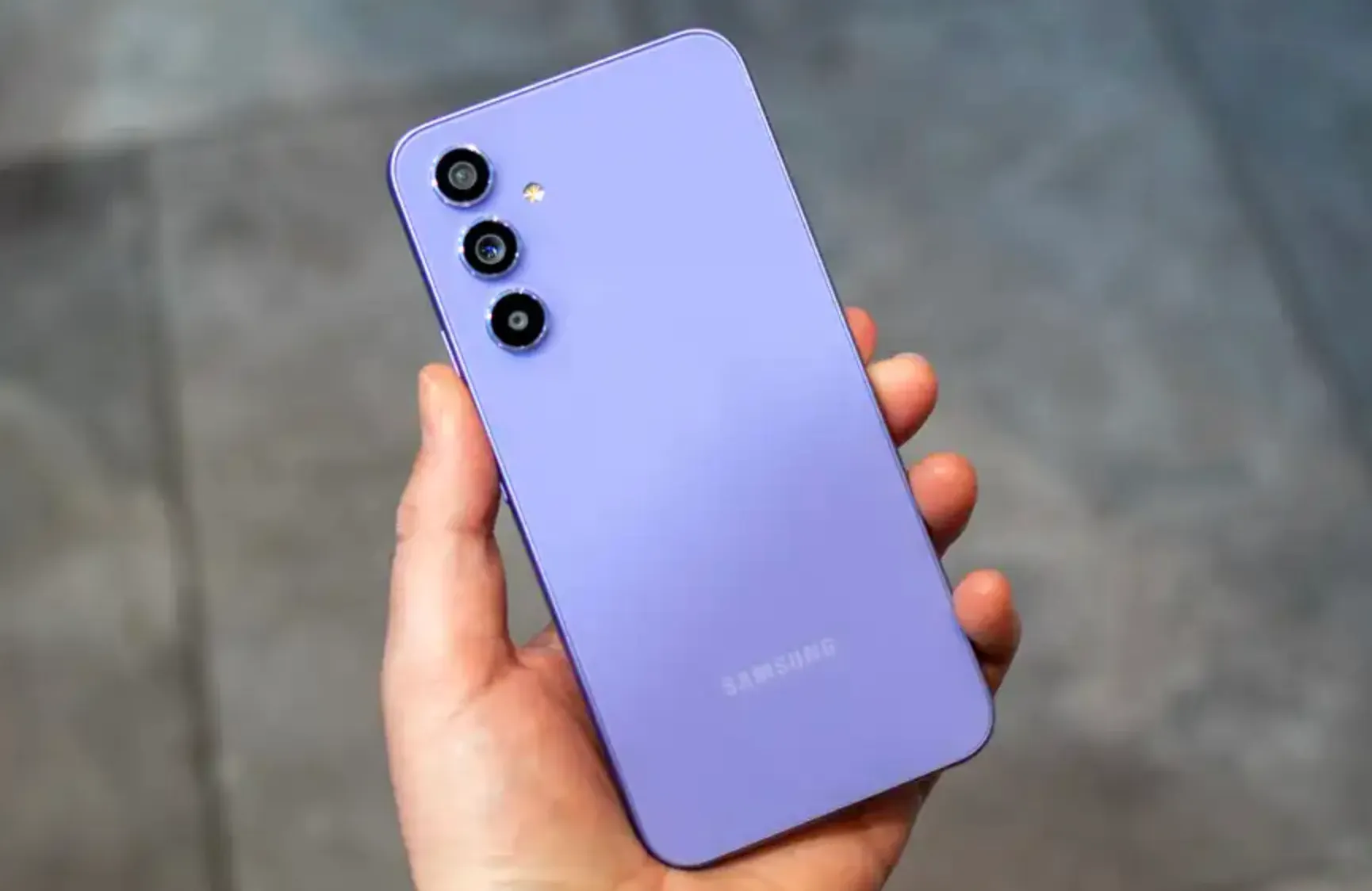 Что известно о Samsung Galaxy A55? Корейцы сэкономят на камере, а дизайн останется прежним