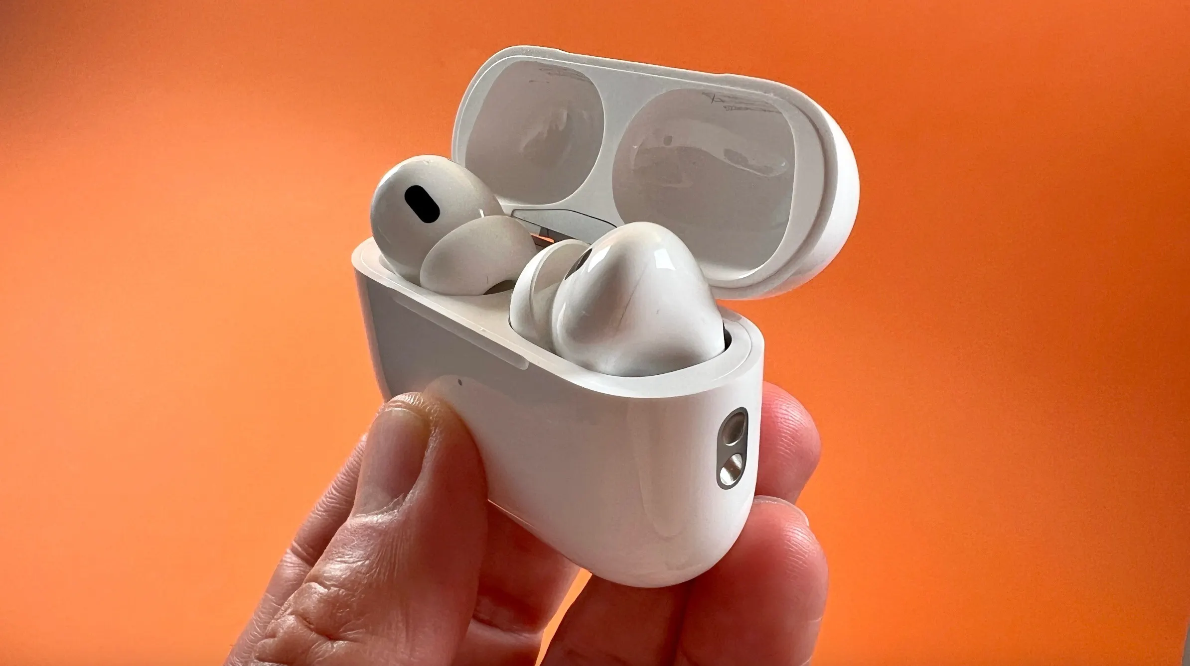Apple начала продавать AirPods Pro со скидкой. А что по ценам в России?