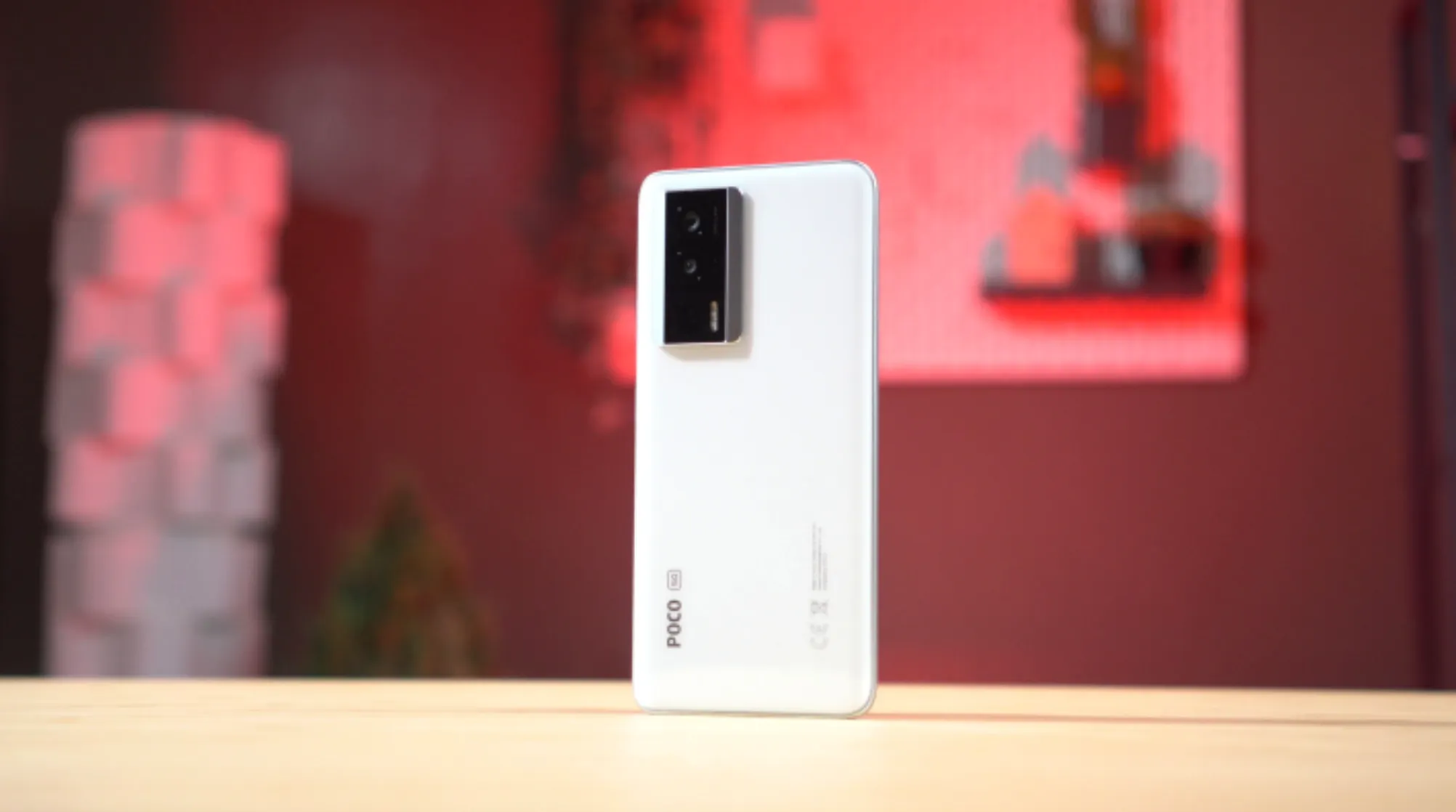 Этот Xiaomi советуют брать вместо iPhone 15. Он в 2 раза дешевле, но заметно круче