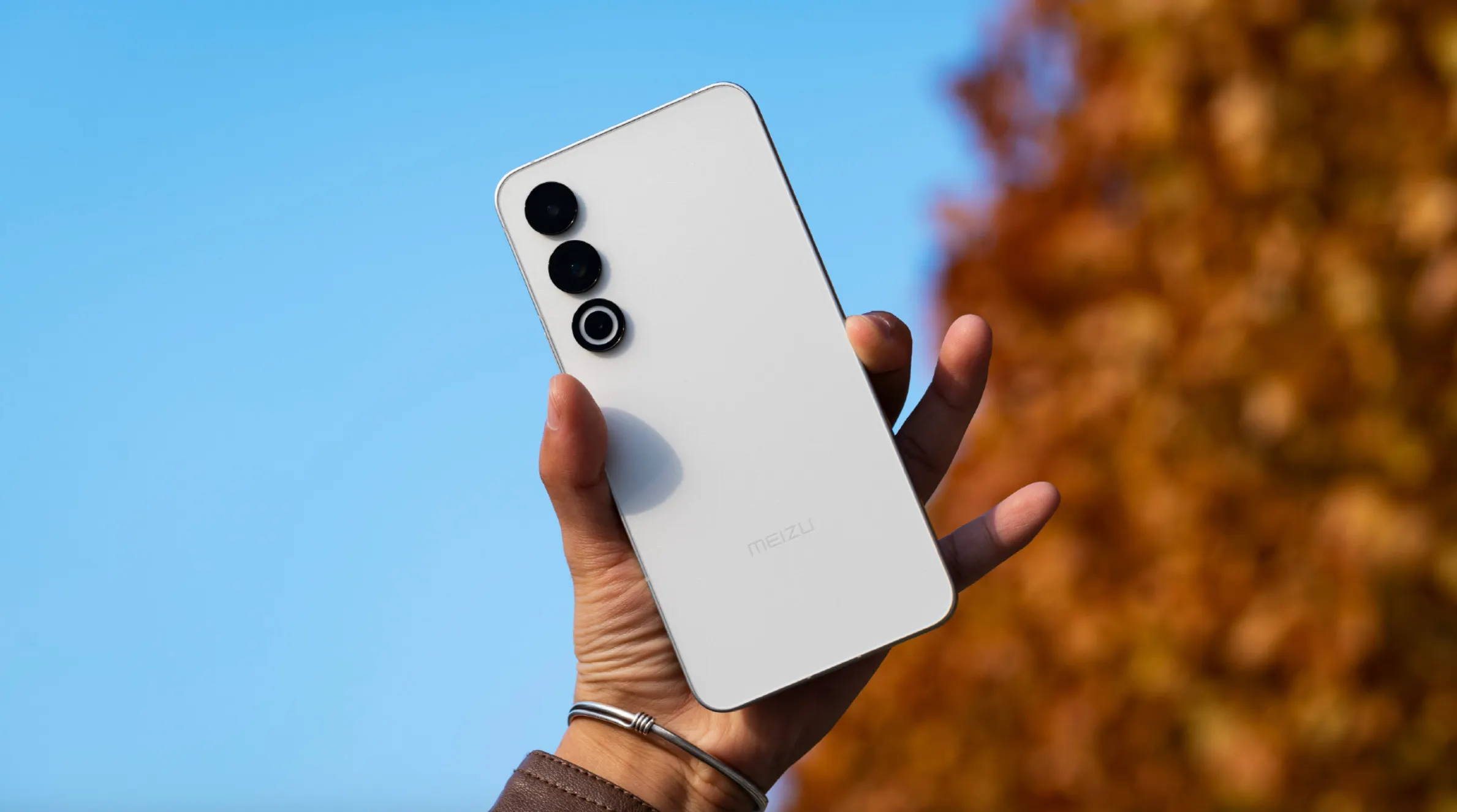 Meizu 21 – первый компакт на Snapdragon 8 Gen 3. Сколько стоит и что умеет этот девайс?
