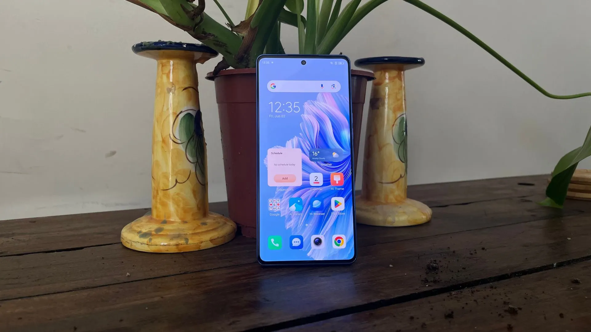 Главный хит Tecno отдают со скидкой на Маркете. У него яркий дизайн, интересный набор камер и крутая производительность