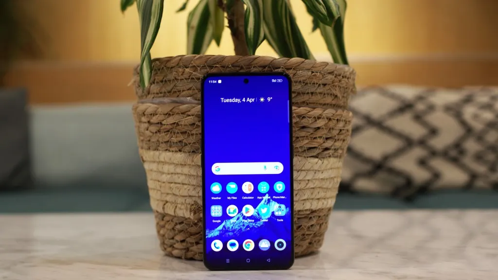 Топовый Realme рухнул в цене в России. Теперь его точно стоит брать