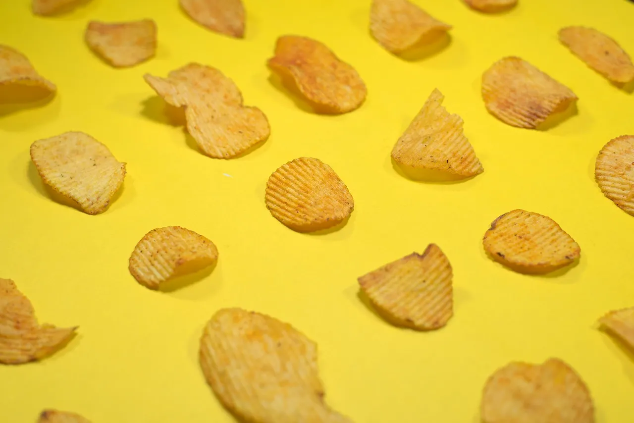 Почему вкус чипсов отличается по всему миру? В Lay’s и Pringles объяснили разницу