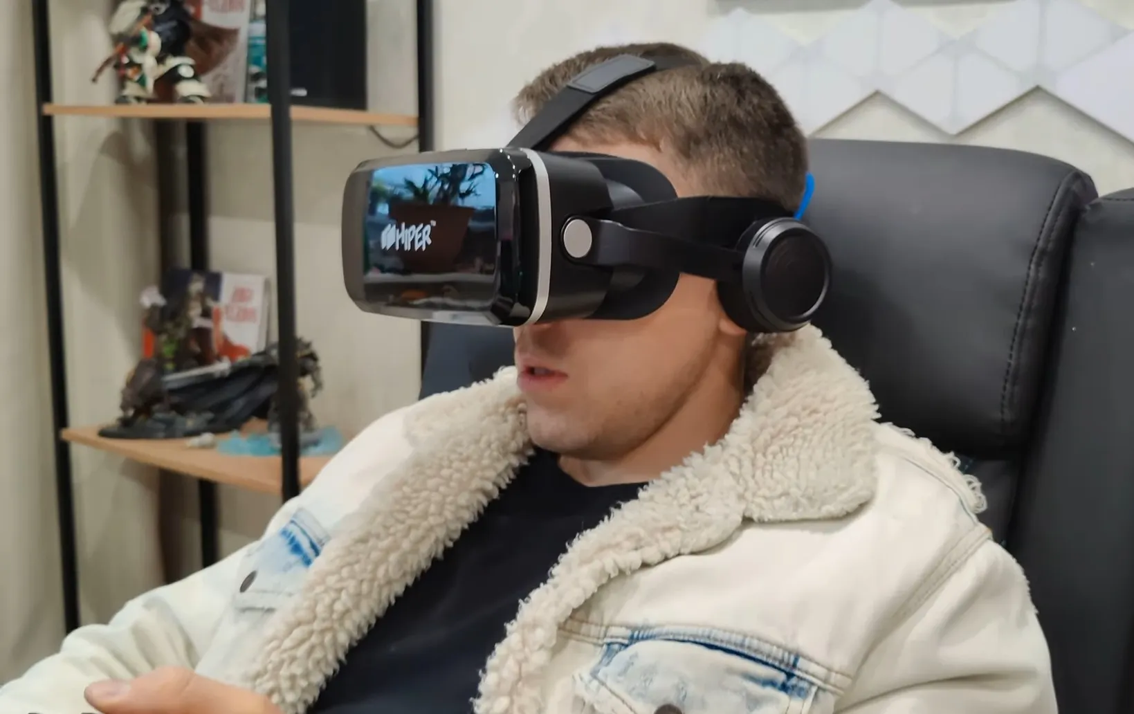 Зачем нужны VR-очки Hiper VR Max? Это одна из самых доступных гарнитур виртуальной реальности со встроенными наушниками