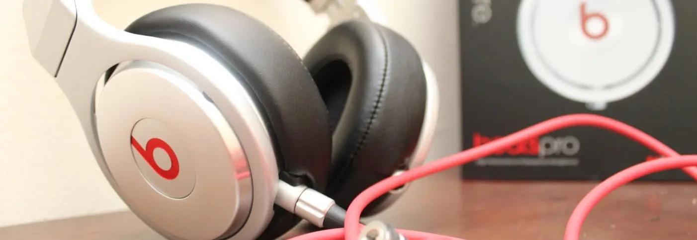Радиоактивные наушники Beats – глупейшая реклама в истории ютуба. Их продвигали все: от Джарахова до Саши Спилберг