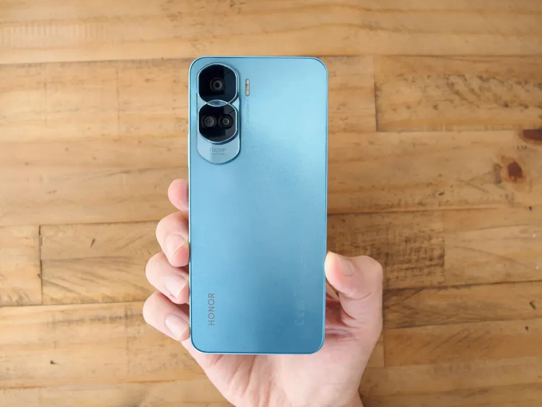 Honor 90 Lite подешевел ровно до психологической отметки. Стоит ли его брать?