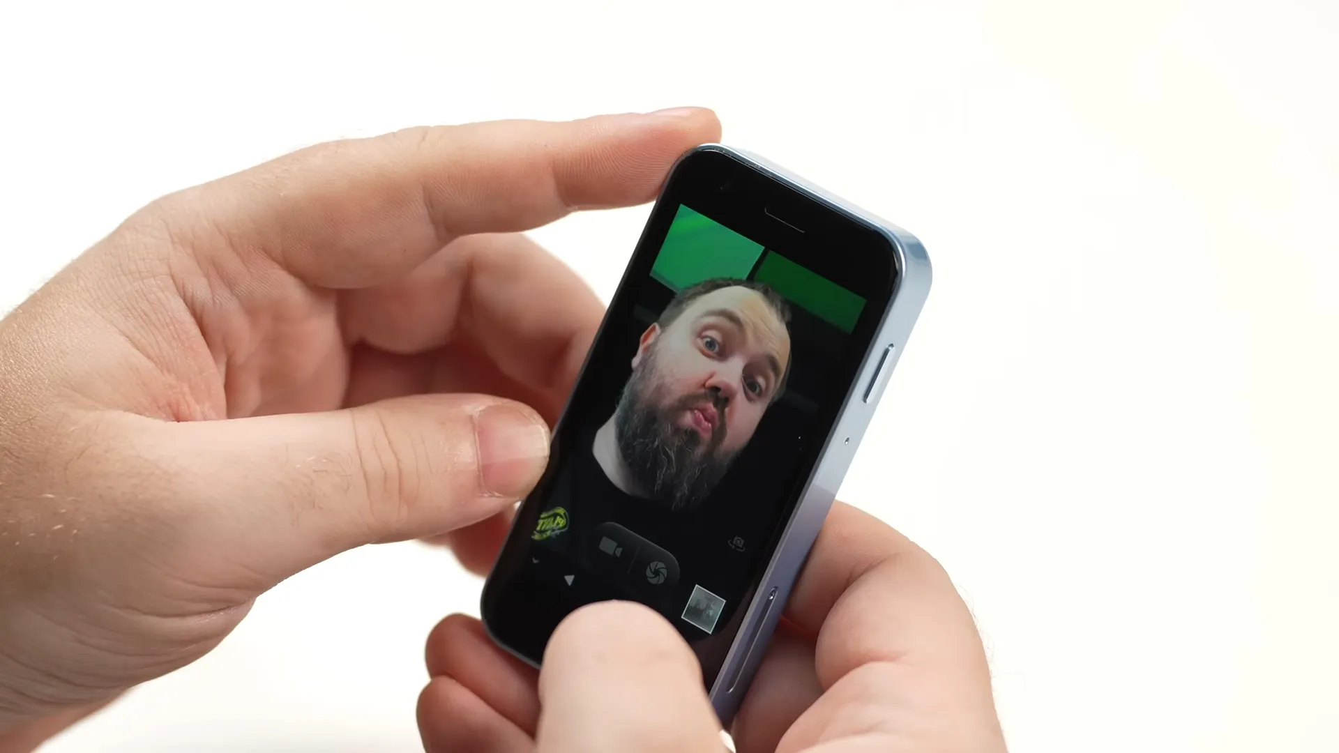 Wylsacom нашел самый крошечный iPhone. Что это за дичь с 3-дюймовым экраном?
