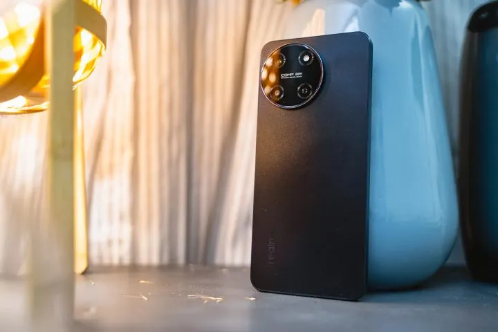 Вы видели, что Realme предлагает за 18 тысяч рублей? Яркий AMOLED-экран, 108-мегапиксельную камеру и сверхбыструю зарядку