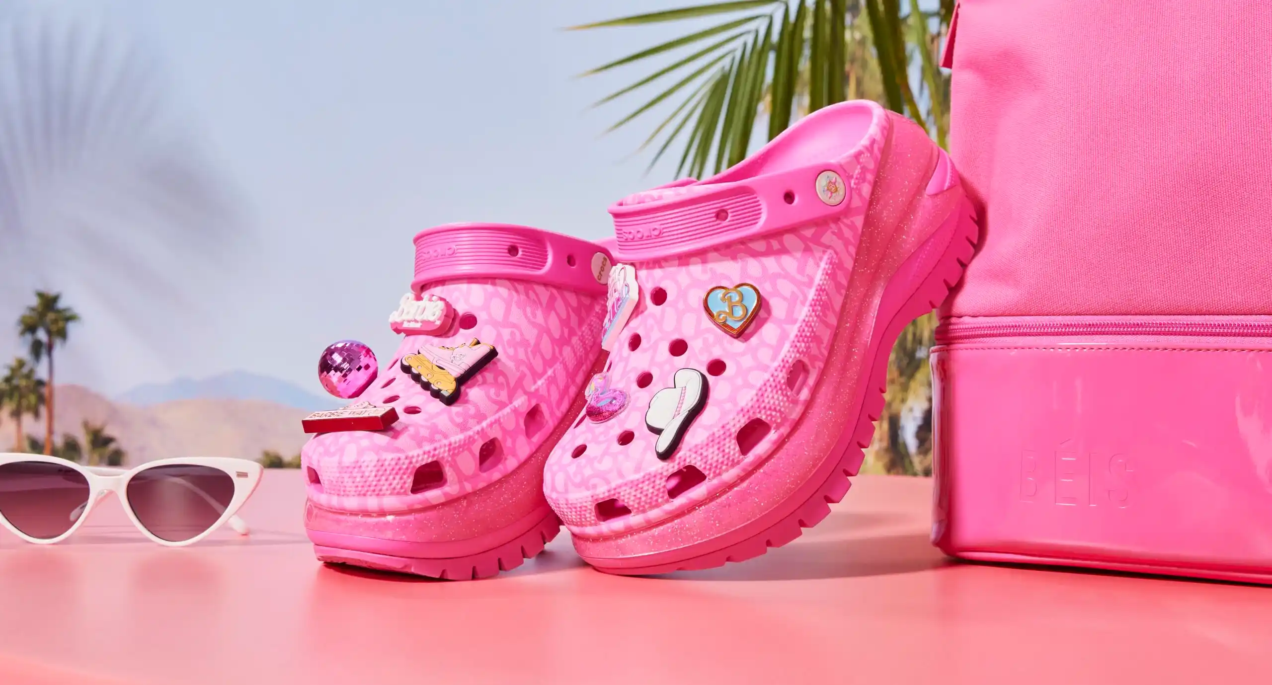 Обувь от Crocs подешевела на CDEK.Shopping. Сервис доставит хитовые сабо с «Барби» и «Шреком»