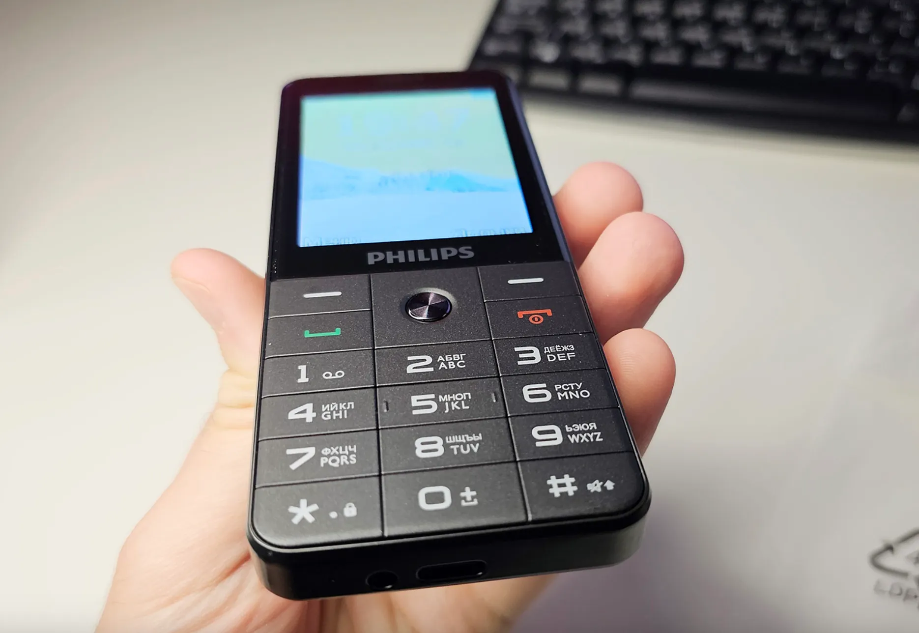 3 главных фишки Philips Xenium E6808. Это идеальный кнопочный телефон за копейки