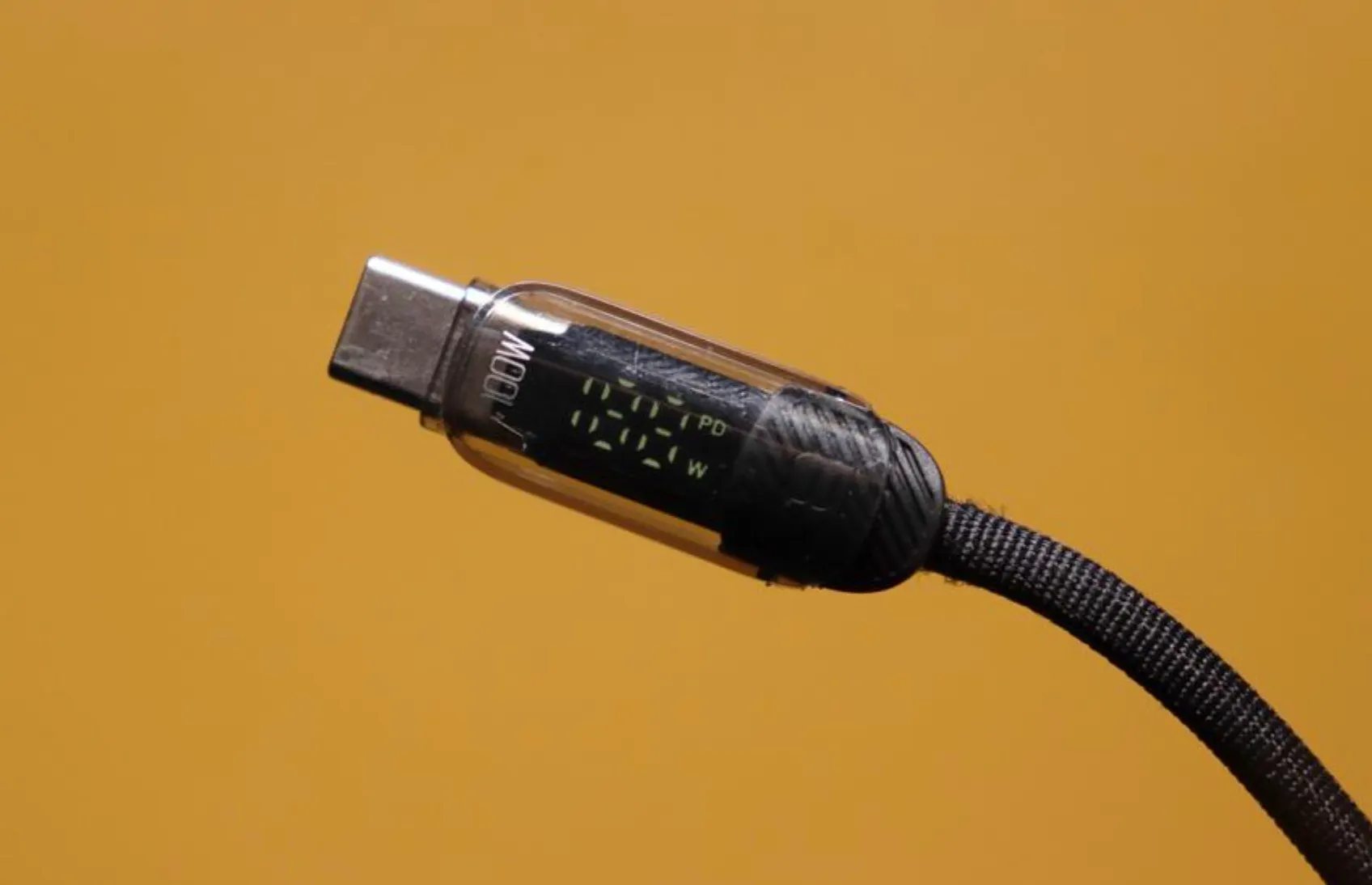 У этого USB-кабеля есть дисплей. Зачем он нужен?
