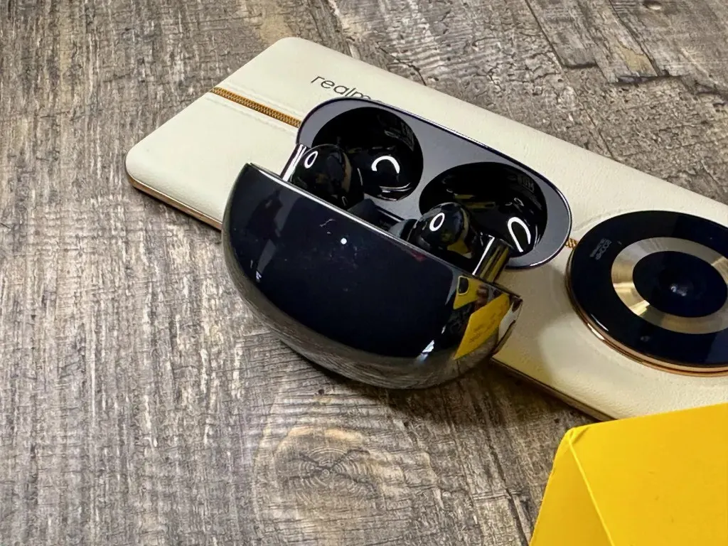 Realme Buds Air 5 Pro — лучшие наушники до 10 тысяч рублей. У них крутой звук и куча флагманских фишек