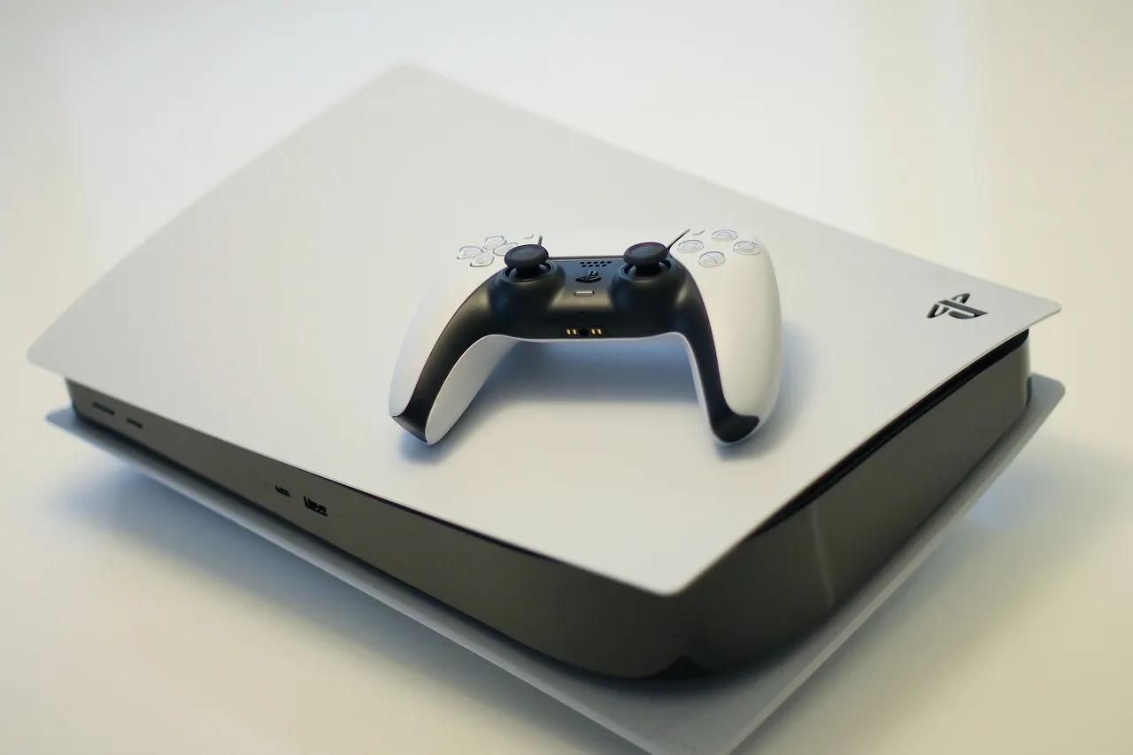 Журналист убил PlayStation 5 случайным касанием пальца. Консоль прикончила неправильная кофта