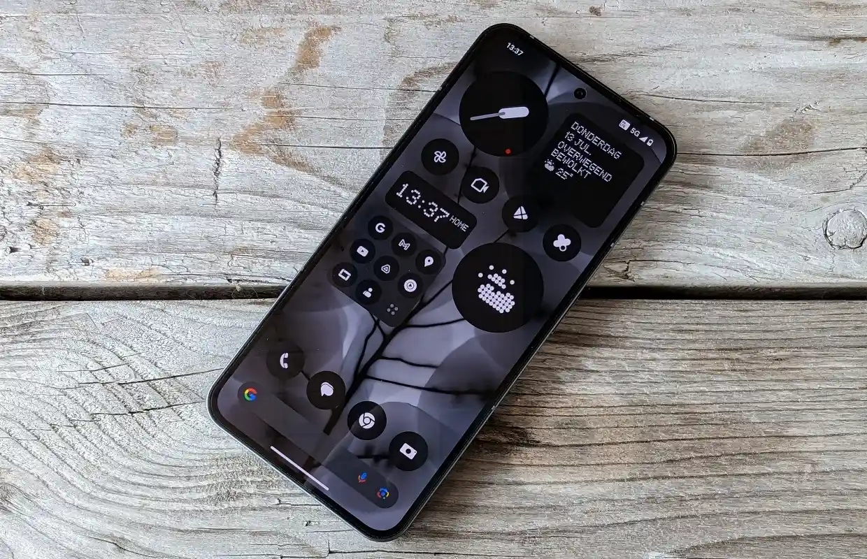 Хайповый Nothing Phone (2) внезапно подешевел в России. У него уникальный дизайн и мощное железо