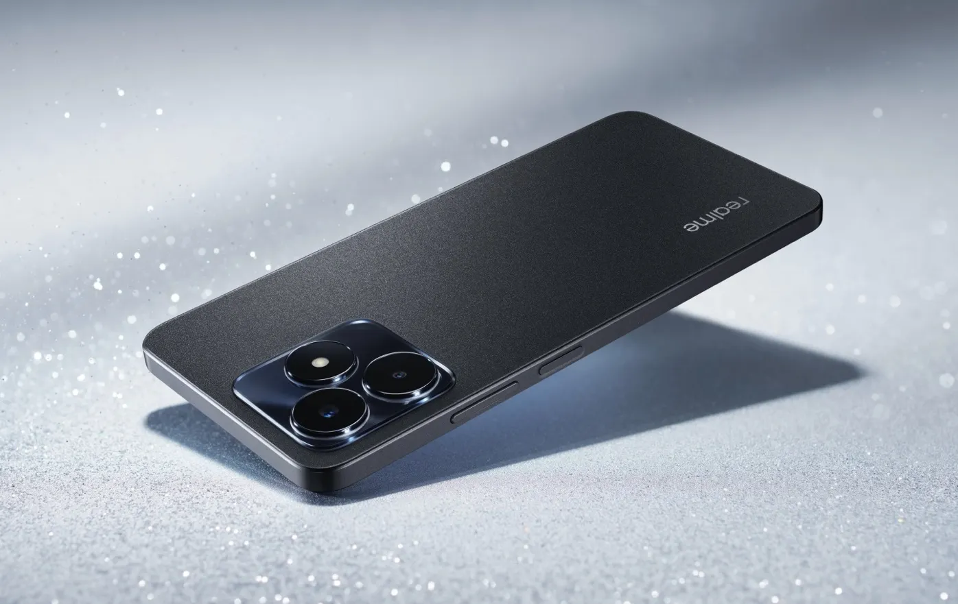 Клон iPhone 15 Pro Max от Realme подешевел вообще везде. Теперь это один из лучших ультрабюджетников на рынке