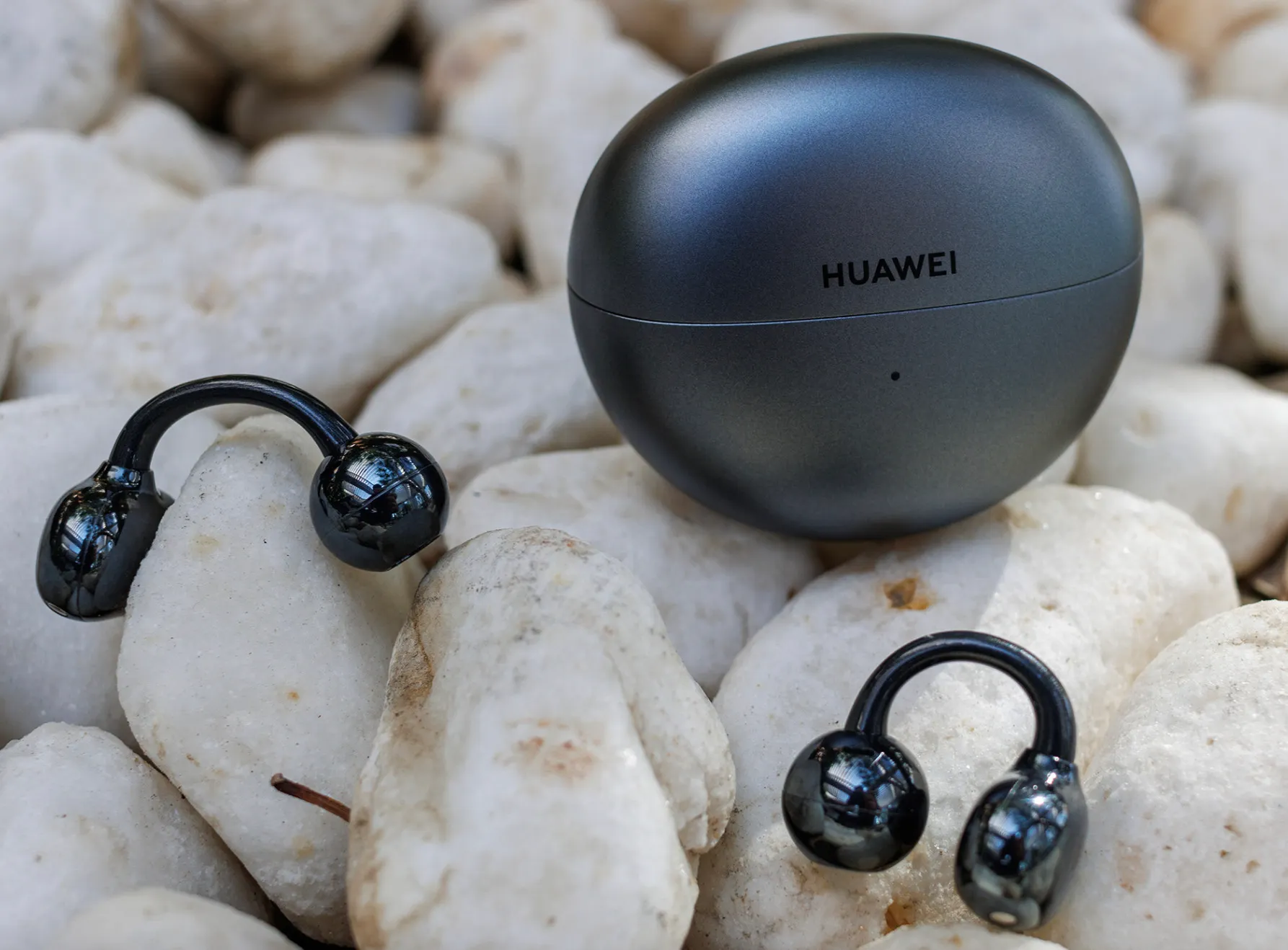 Huawei FreeClip – самые необычные наушники на рынке. Они напоминают клипсу и не имеют сходств с AirPods