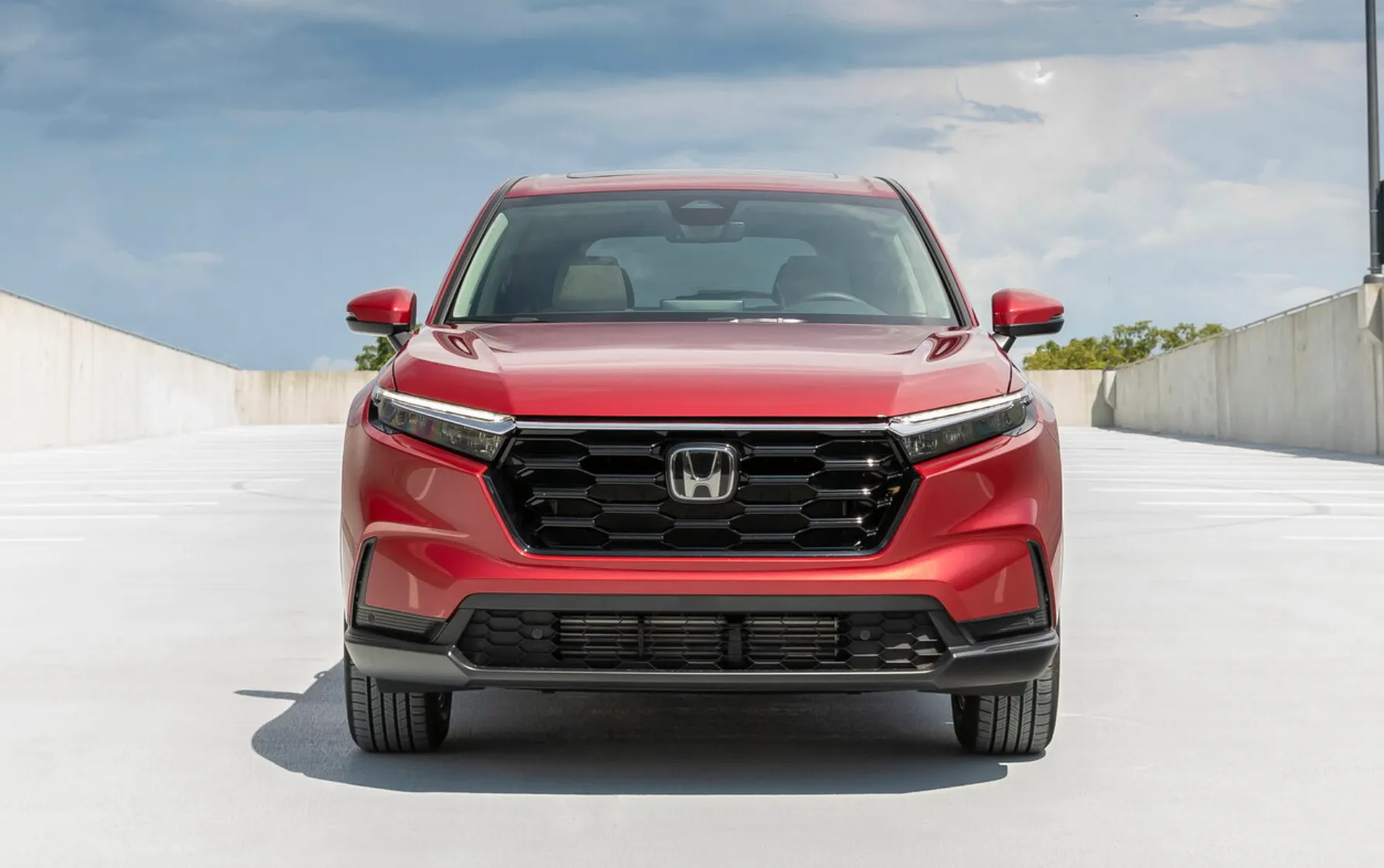 Кроссовер Honda CR-V подешевел на 2 миллиона рублей в России. Надежное авто могут привезти на заказ