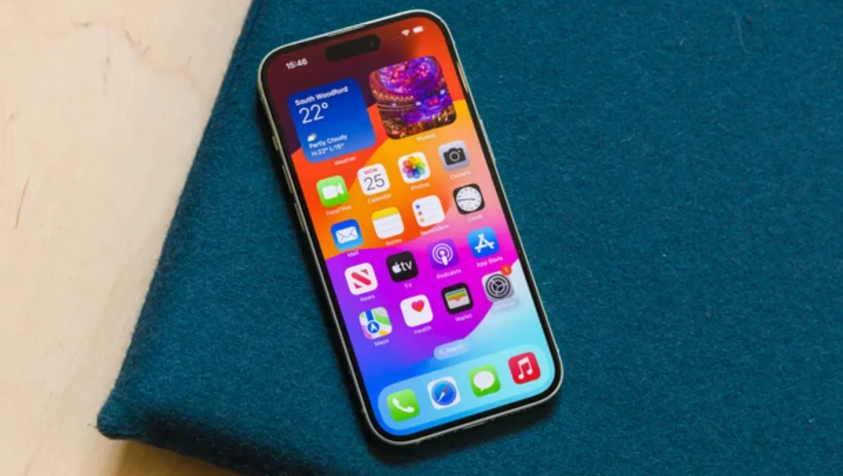 Да, iPhone 15 рекордно подешевел. Но какой у него есть минус?