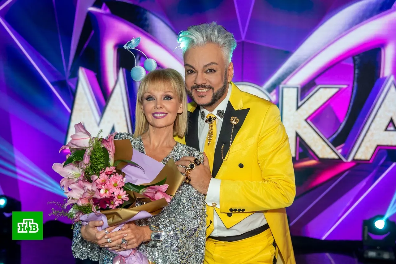 Участник шоу «Маска» случайно раскрыл конкурента. В костюме Перца поет суперзвезда русских сериалов