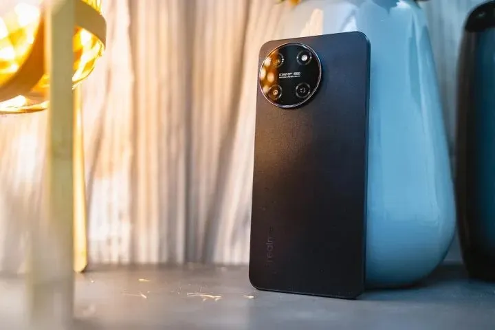 Вы видели, что Realme предлагает за 17 тысяч рублей? Яркий AMOLED-экран, 108-мегапиксельную камеру и сверхбыструю зарядку