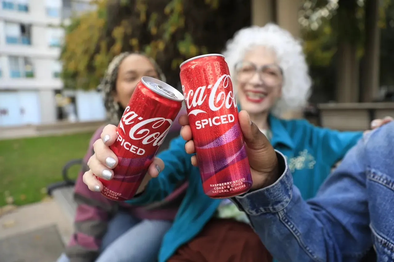 У Coca-Cola впервые за 3 года появится новый вкус. Как достать в России колу с малиной и пряностями?