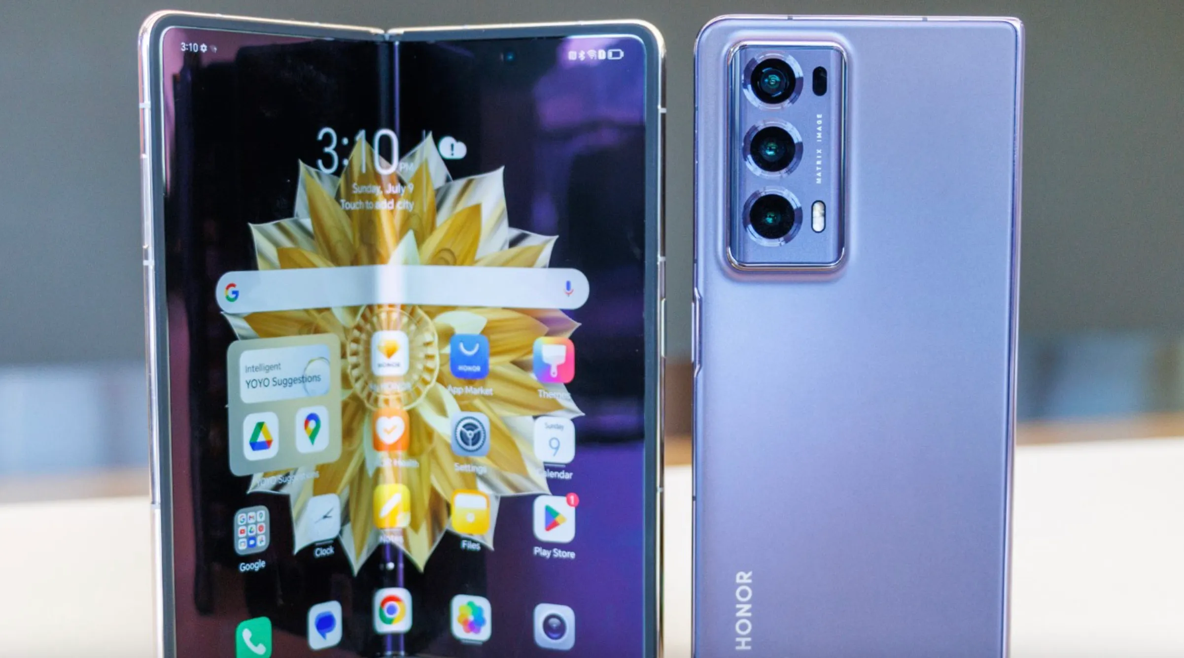 Самый тонкий складной смартфон появился в России. Honor Magic V2 – очень дорогой, но есть скидка и подарки