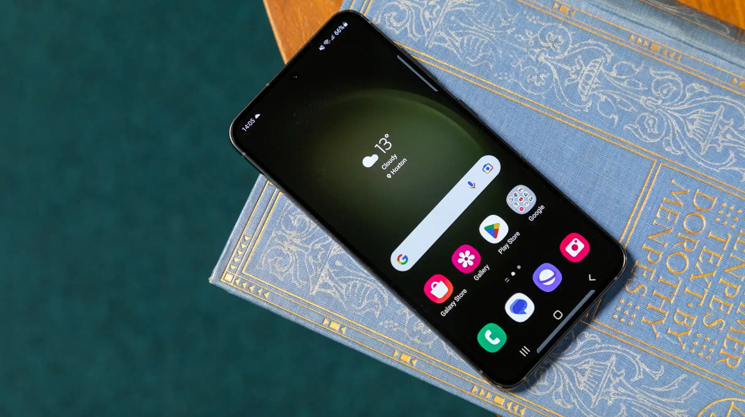 Этот Samsung Galaxy – лучший компакт на рынке. У него превосходный экран, приятный дизайн, хорошая камера