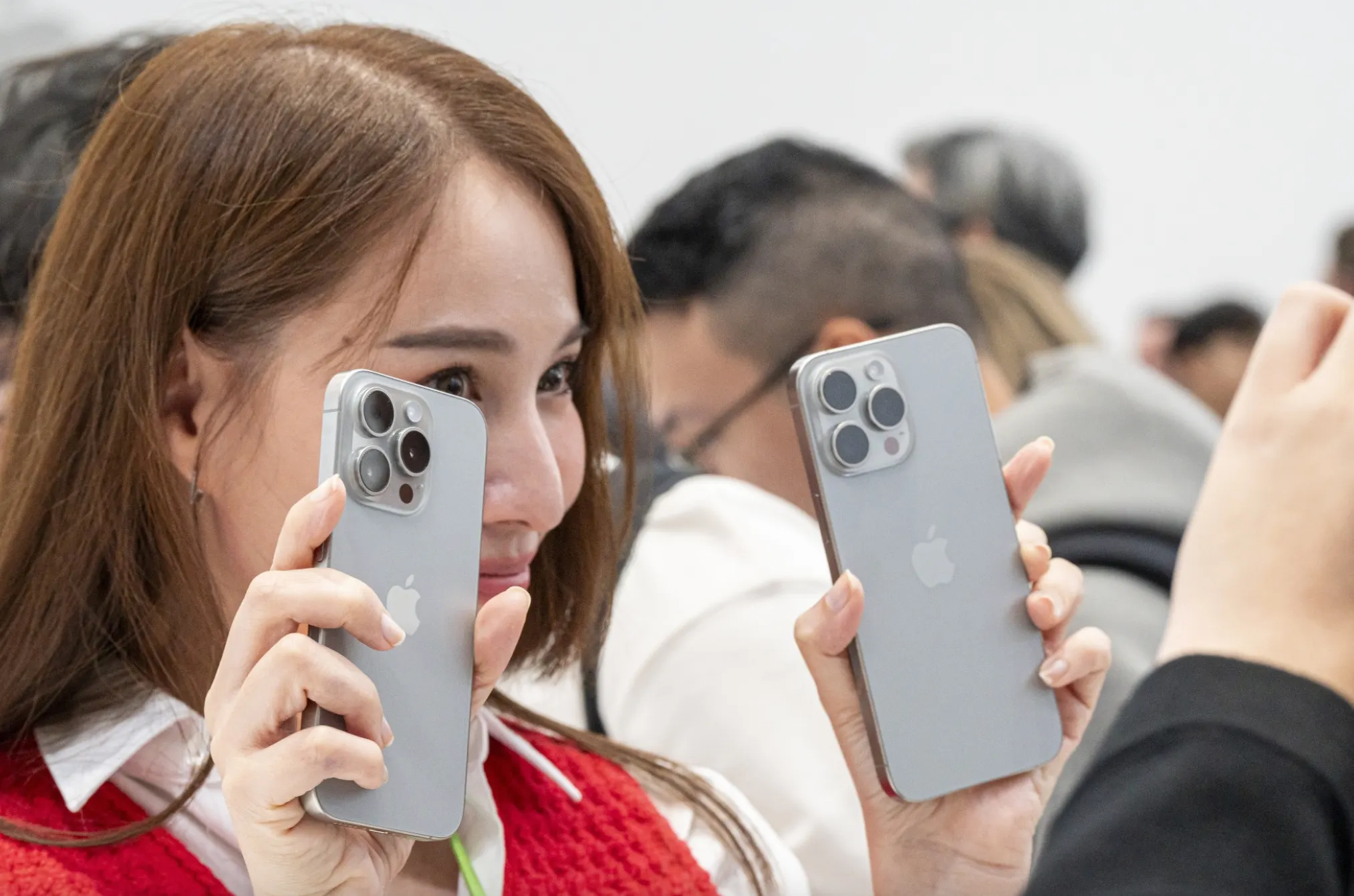 Как iPhone 15 Pro пережил жесткое падение с лестницы? Спойлер: титан решает