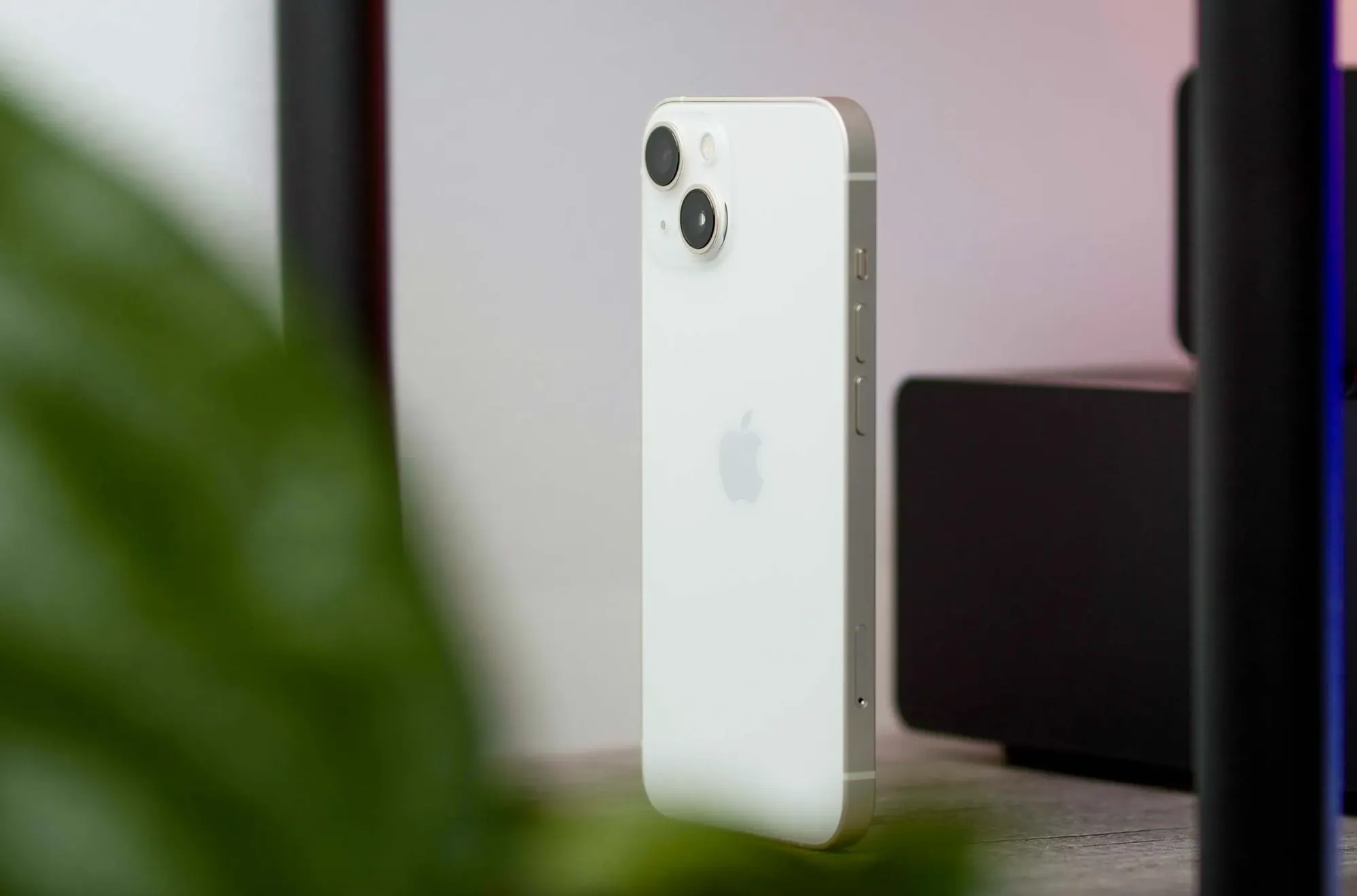 iPhone 13 и iPhone 14 синхронно подешевели в России. Какой из них брать?