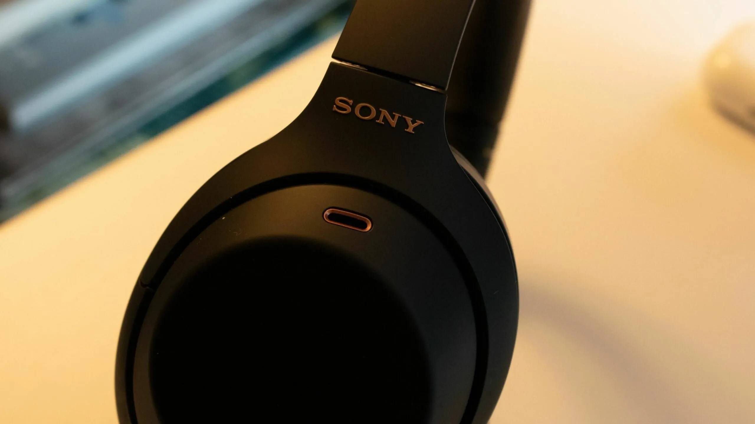 Sony WH-1000XM4 – лучшие полноразмерные наушники. Они лидируют на рынке с 2020 года