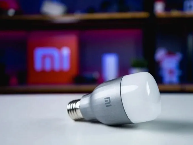 Прокачай дом умными лампами Xiaomi. Они светят миллионами разных цветов и управляются с помощью Алисы