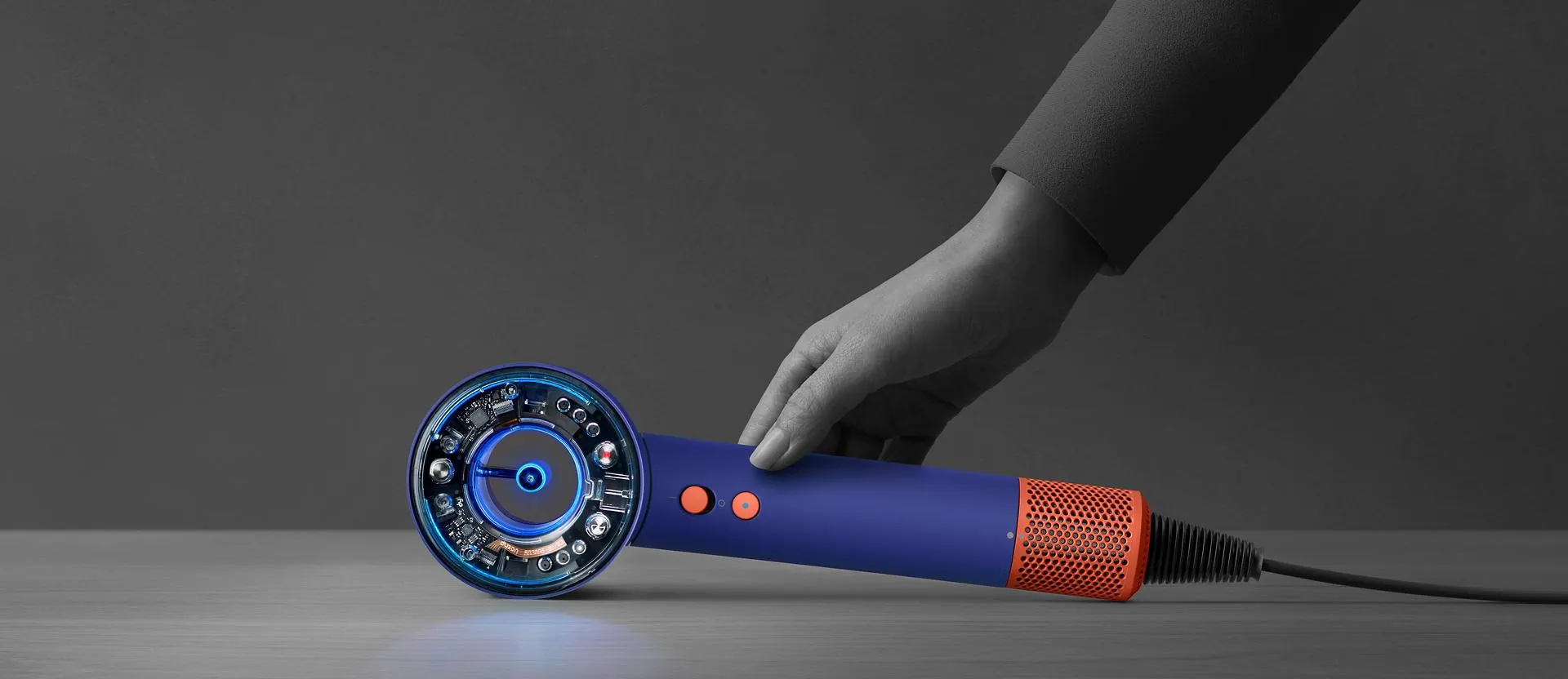 Dyson выпустила умный фен с подсветкой.  Им невозможно обжечься