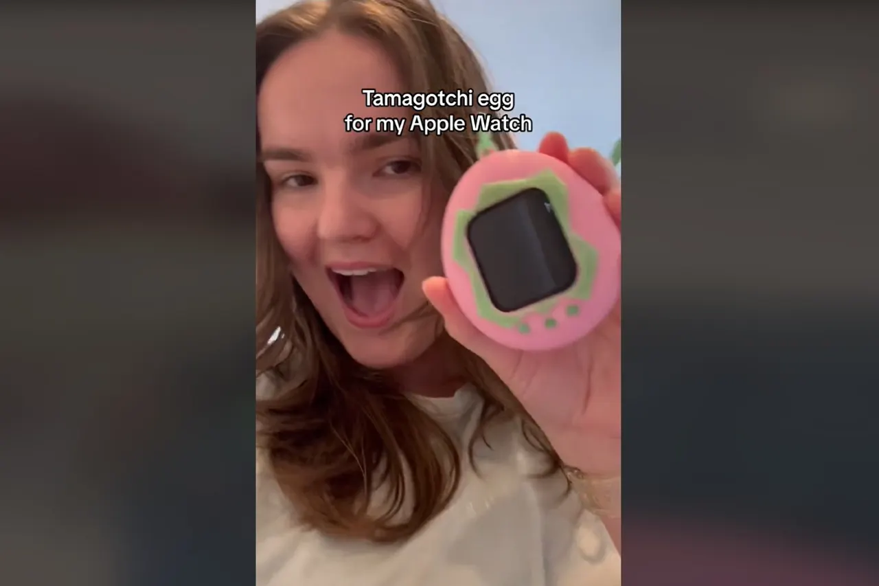 Девушка превратила Apple Watch в тамагочи. Что умеет обновленная игрушка из 1990-х?